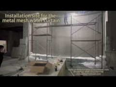 نقدم لك ستائر شبكية معدنية حلزونية ذات فتحات ماسية لتقسيم المساحة